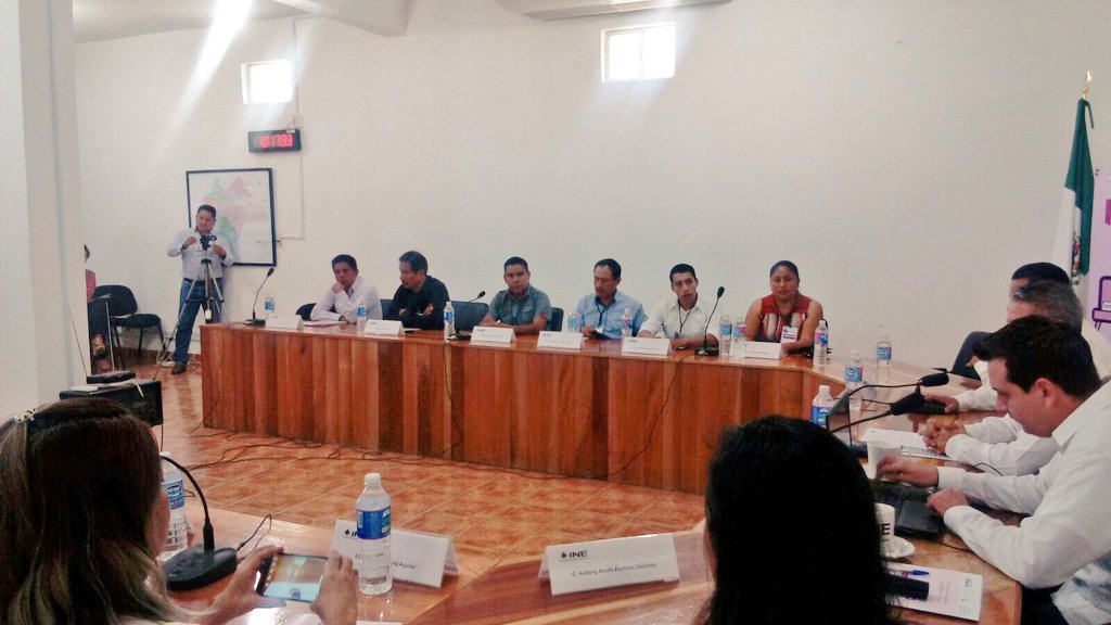 INE_Chiapas's tweet photo. Con la participación de ONGs de mujeres indígenas, el #Distrito02Bochil realiza Mesa de Diálogos para una cultura cívica en la sede de la JD https://t.co/UWkJf7nn3C