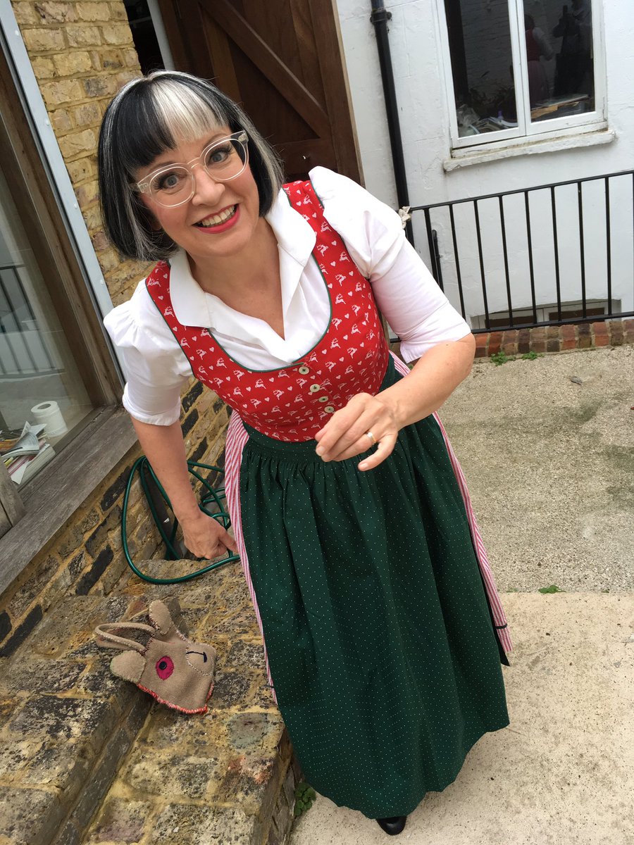 Alan_Measles's tweet photo. Dress code at the @royalacademy Summer Exhibition Party is 'European' https://t.co/6vtYUEPCi6