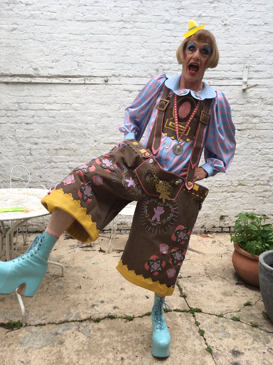 Alan_Measles's tweet photo. Dress code at the @royalacademy Summer Exhibition Party is 'European' https://t.co/6vtYUEPCi6