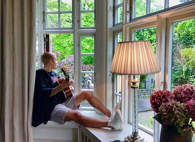 FlorDeBelieber's tweet photo. "Justin vía Instagram"
como me encantaría estar ahí con él y escucharlo cantar y tocar la guitarra 
#Justin4MMVA https://t.co/Nx6hC476cw
