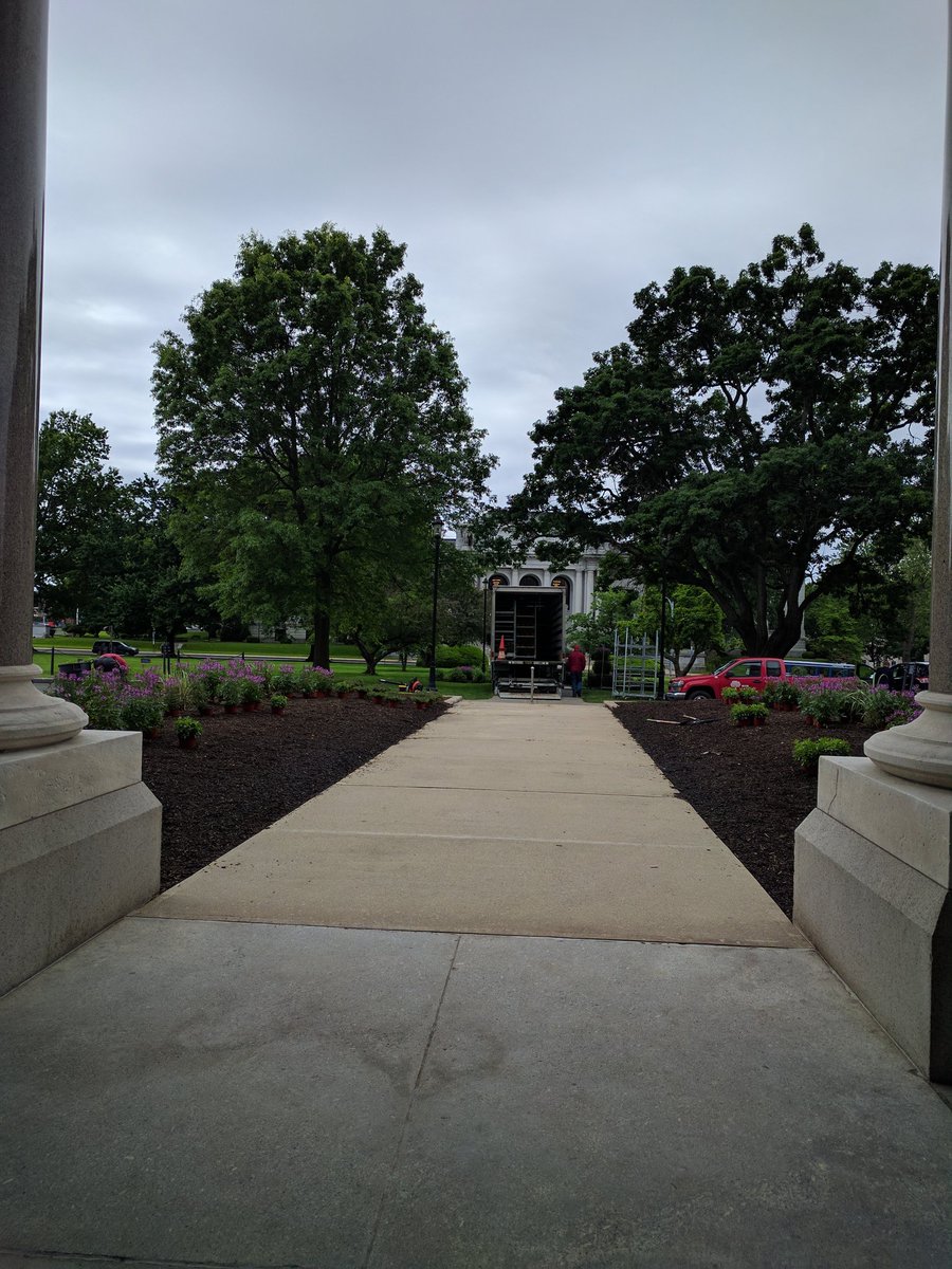 jacquelinerabe's tweet photo. At CT state Capitol, fresh flowers and plants by the truckload #whatdeficit https://t.co/l6NCmdmyEE