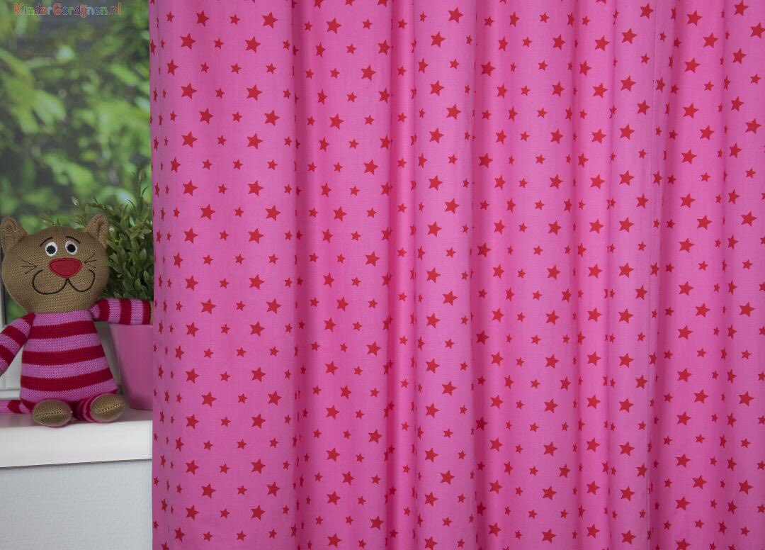 Een sterrenhemel voor je raam SCHITTEREND! De sterren zijn gedrukt op soepele katoen.Er zijn 6 verschillende kleuren kindergordijnen.nl/p/2035/colorst…