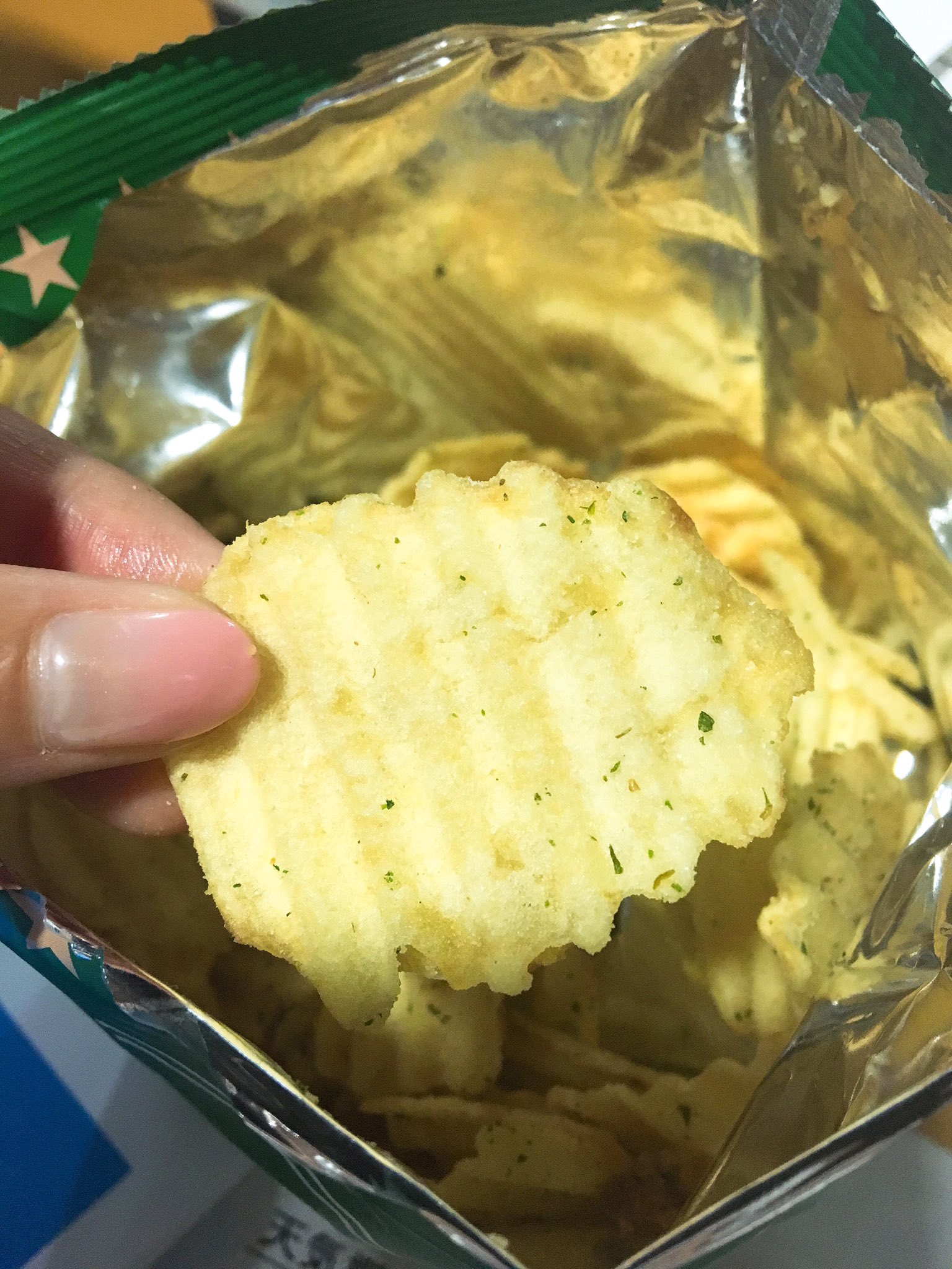 佐藤千晶 今日のおいも アメポテ ウェーブカット サワークリームオニオン味 味が濃い目 塩気欲してる時は 無性にバリバリ食べたくなるアメリカンなポテチ 厚みあり 香りは強めだから 食べた後ちゃんと手を洗おう 笑 いもっち