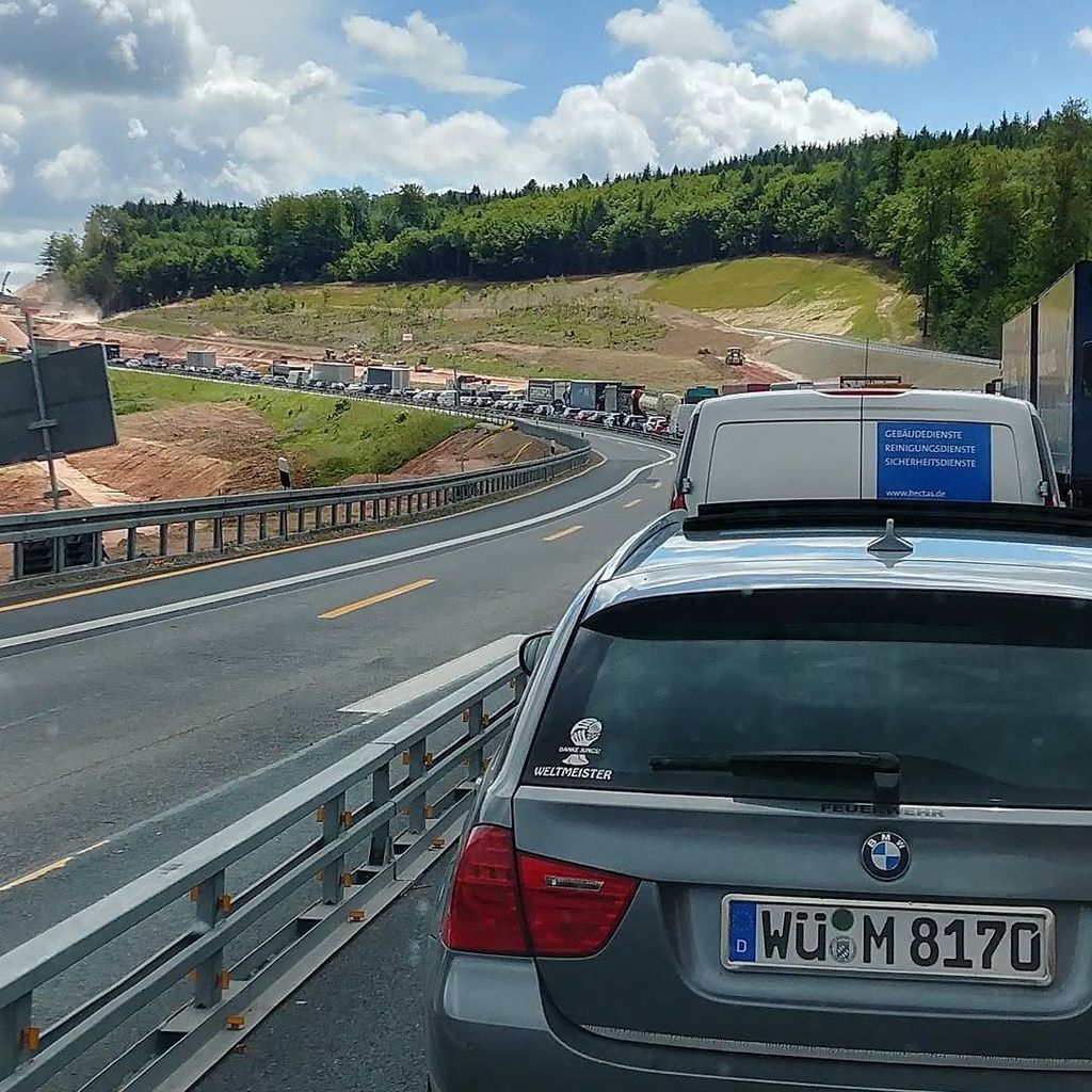 JustinReadings's tweet photo. Standard German traffic jam on the way to @bigmountainskate #alpenrauchen2017 #offthecouch2k17 #downhill #longboard https://t.co/M5A35k0kxb https://t.co/QDbBQUkcpV