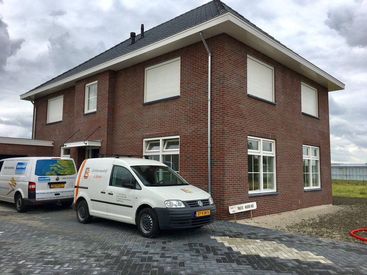 Erwin_Blonk's tweet photo. Op deze regenachtige dag druk bezig met renovatievlies plakken in #Moerkapelle #zuidholland #copagro #nieuwbouw #schilder https://t.co/qQ2NhToNwi