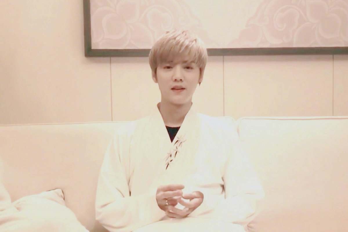 ntptity's tweet photo. 'พี่ฮูนนน คือนากาคอลเล.. 
'พี่ล้วงบัตรแปปครับ'
'งื้อออคนบว้าน่ารักจริงๆ เด่ะคืนนี้นุให้รางวัลนะ'
'พี่ขอ2'
'บ้าานุให้3เลย'/ยิ้มอ่อน😉
#hunhan https://t.co/pDAceh9fAM