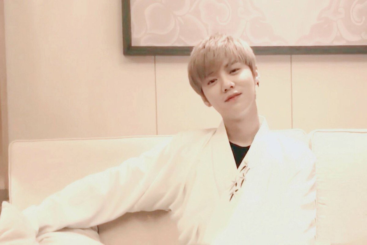 ntptity's tweet photo. 'พี่ฮูนนน คือนากาคอลเล.. 
'พี่ล้วงบัตรแปปครับ'
'งื้อออคนบว้าน่ารักจริงๆ เด่ะคืนนี้นุให้รางวัลนะ'
'พี่ขอ2'
'บ้าานุให้3เลย'/ยิ้มอ่อน😉
#hunhan https://t.co/pDAceh9fAM