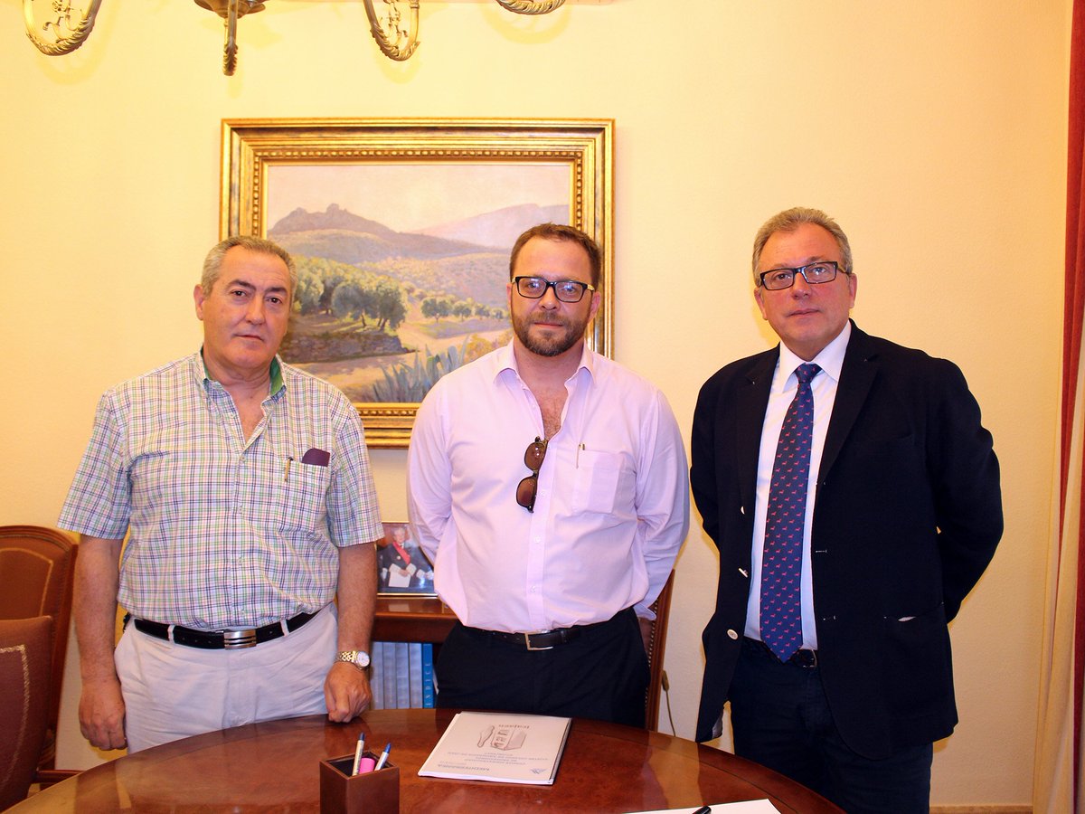 icajaen's tweet photo. El Colegio de Abogados de Jaén ha firmado hoy convenios con @mobimetal y @GrupoBeiman https://t.co/VTcpcHOs0K