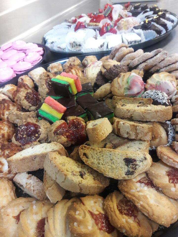 jwpastry's tweet photo. We can make cookie trays for any occassion. #daviebakery #frenchbakery #jwpastry https://t.co/FfjxE0Jq80