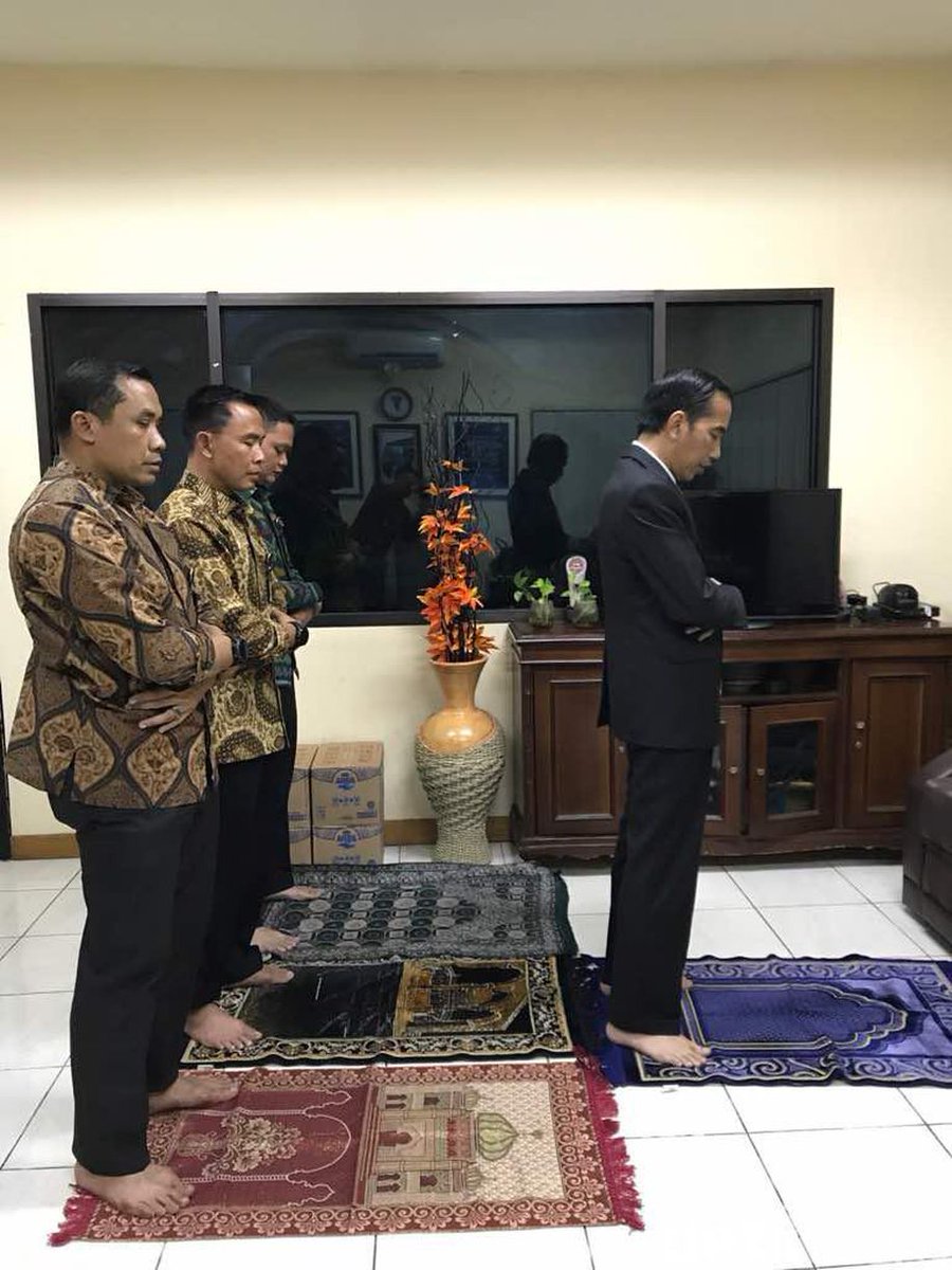 Jokowi Buka Puasa di Pos Polisi Tol Jagorawi dan Jadi Imam Salat detik.id/VlkqR8
