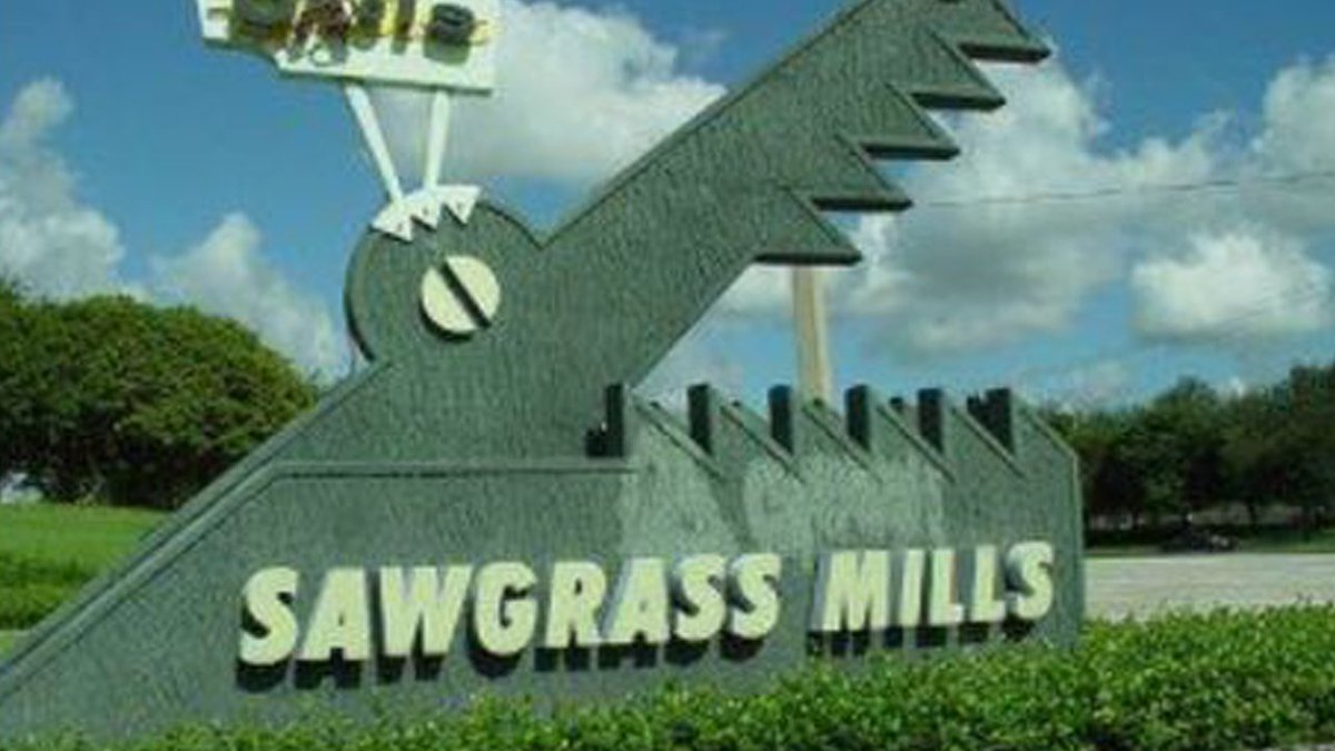 #BREAKING Sawgrass Mills mall in Sunrise CLOSED today due to flooding bit.ly/2r1Lj64 https://t.co/mAmHLTdVr1