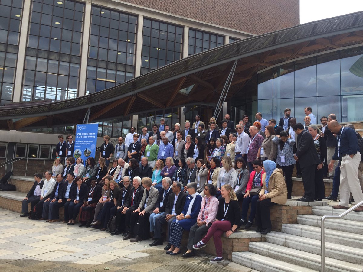 IPCC_CH's tweet photo. Taking author photo @UniofExeter for #IPCC meeting on global warming of 1.5° #SR15 #ClimateChange https://t.co/fOLBoTixIq