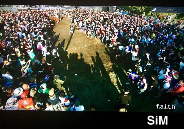 S_CloZ's tweet photo. ここで、氣志團万博をめちゃくちゃ楽しんでいるモノノフさんたちの姿をご覧ください https://t.co/8XrK6E6Ojw