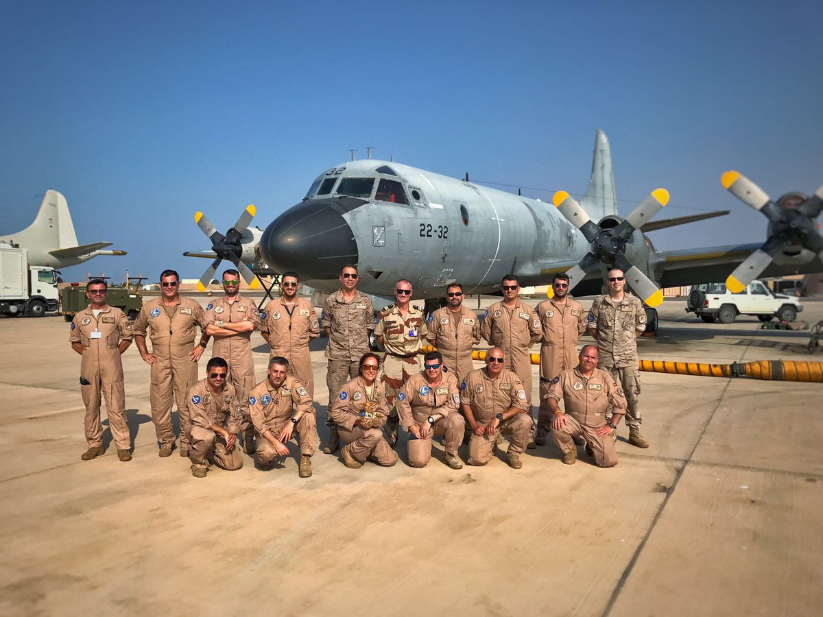 EUNAVFOR's tweet photo. .@EUNAVFOR Spanish aircrew demonstrate fantastic counter-piracy &amp; reconnaissance capabilities of P3 Orion aircraft to SEA Cdr @Armada_esp https://t.co/HUf40A22Kj