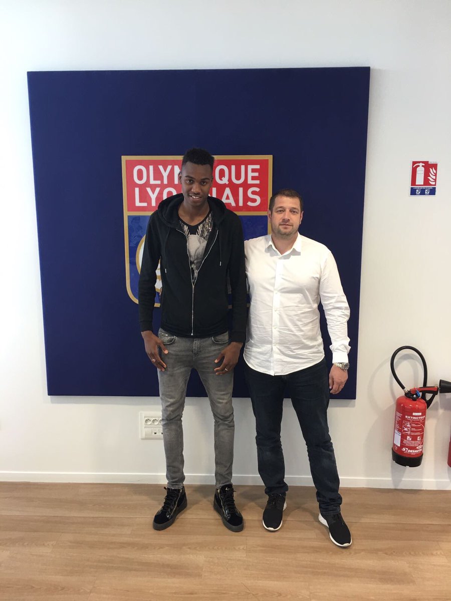 usfamanagement's tweet photo. Félicitations  à @iziar94 pour la signature de ton contrat Elite à @OL 🎉👍💪⚽️ #IssiarDrame #UsfaManagement #TeamOL https://t.co/btwqJ2DyvV