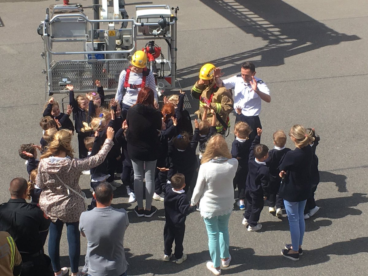 JsyFire's tweet photo. #GreenWatch undertaking day 2 of training with FCJ's reception class of future Firefighters! 🔥🚒👩‍🚒 https://t.co/yXP7cd6eK9