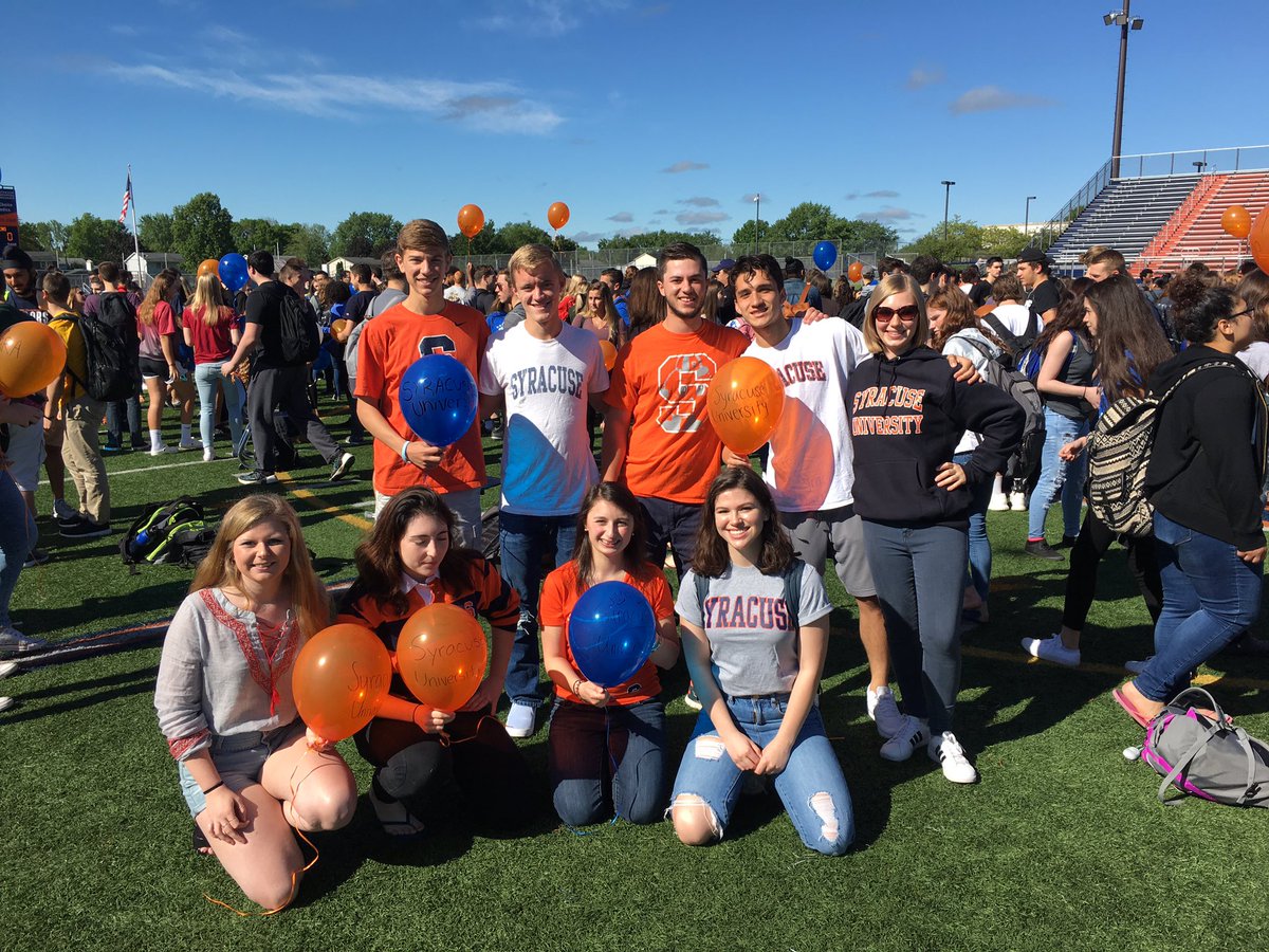 MrLawrence_LCSD's tweet photo. Senior Balloon Launch!  Best of luck Class of 2017! https://t.co/VCHQVtctiD