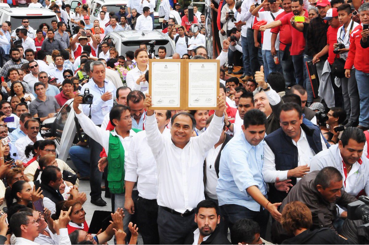 HectorAstudillo's tweet photo. A dos años de haber sido electo como gobernador, estoy empeñado en seguir #ReconstruyendoGuerrero. https://t.co/lhQs0EPh27