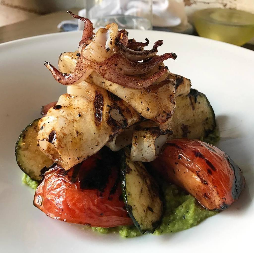 thepeasanttable's tweet image. Mediterranean vibes 🌊 grilled calamari, zucchini, tomato on a bed of pea and mint purée. ift.tt/2rATHrQ