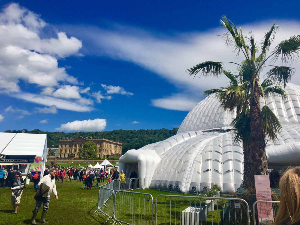 MisterF1SH's tweet photo. @The_RHS flower show's Great Conservatory with @ChatsworthHouse in the background below blue skies #RHSChatsworth https://t.co/5EGxG4DcGN