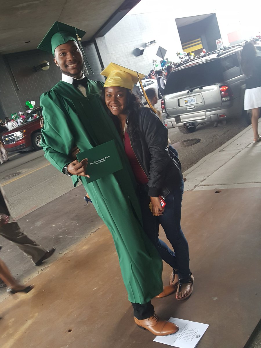 DxddyG's tweet photo. Man oh man! I'm a graduate of Cass Technical High School. Four long years, it been real. Now, greatest is yet to come. πβΊ #ct2k17 #ctgrad https://t.co/StvtWiAStl