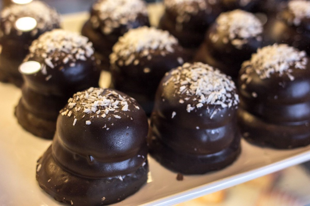 DanishPastryCA's tweet photo. Our flødeboller are fluffy chocolate covered treats that will make a beautiful day like today even better! https://t.co/HfjR75dYg6