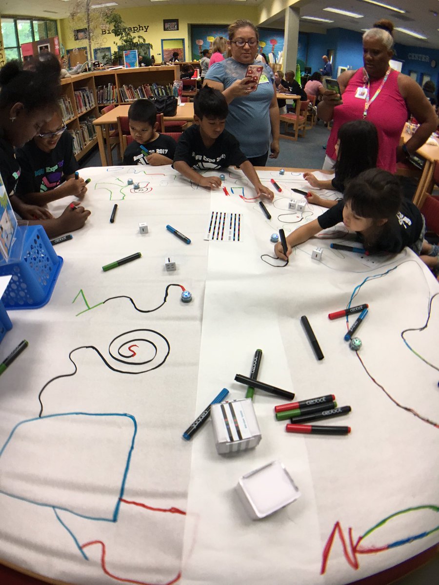 MeganMcBain's tweet photo. @OZOBOT in action at #BuggExpo #buggstrong with Pre-K,K 1st grades https://t.co/S3pMAsoXfm
