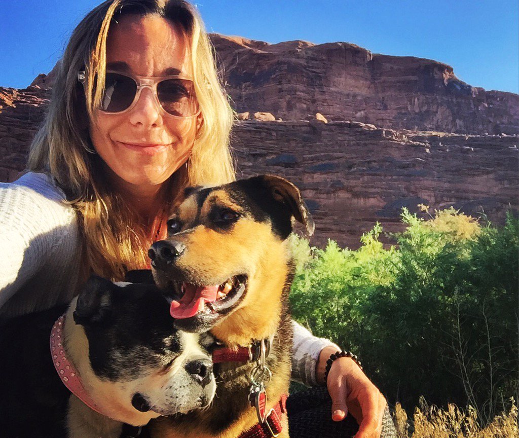 MariDewYoga's tweet photo. Red cliffs. #MotherEarth #wonder #childlikeawe #utahdesert #onewithsource #breathe #moabutah https://t.co/l1BOR635qQ