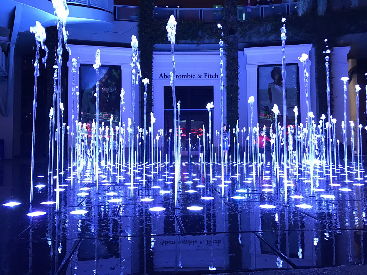 CaliInformer's tweet photo. RT if you ever ran though the jumping fountain trying to not get wet! #CityWalkLA #AlwaysUnexpected https://t.co/b0yOG0aBYD