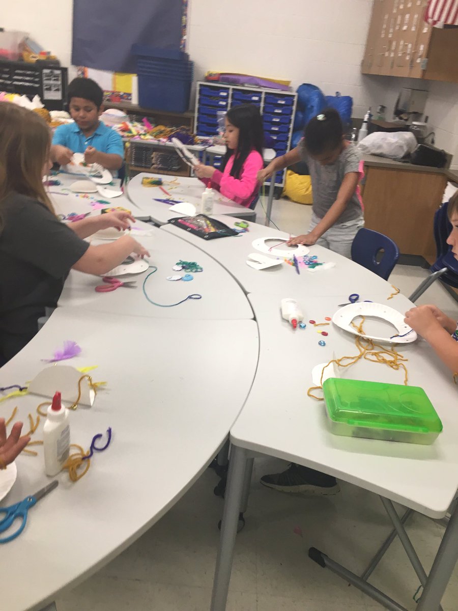CatonsElem3rd's tweet photo. Catching our dreams #BFG #roalddahlday #3rdgrade @CatonsvilleES @Lmiller2Linda @DanaleePotter https://t.co/phOof5B1cB