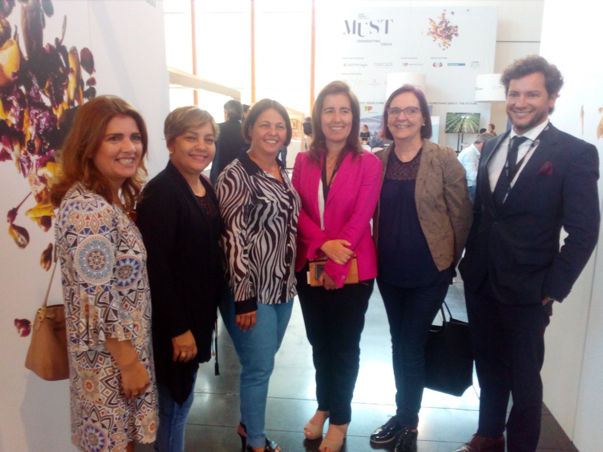 prensaportugal's tweet photo. Cálido intercambio entre SE de Turismo de #Portugal y la VM @MinturCuba durante la #winesummit, Cascais. https://t.co/GupYvYaQEt