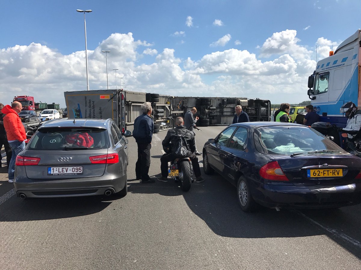 Héél slecht nieuws dus.  Meer info ➜  vid.nl/Nieuws/article… #A16 #Moerdijkbrug (Foto: Peter Schouten via <a href="/BNDeStem/">BN DeStem</a>)