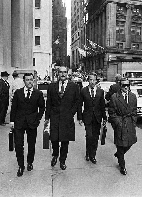 SchnockRevue's tweet image. Aznavour à NYC avec Eddie Barclay et des amis en 1963.
Goodfellas style.
#Schnock