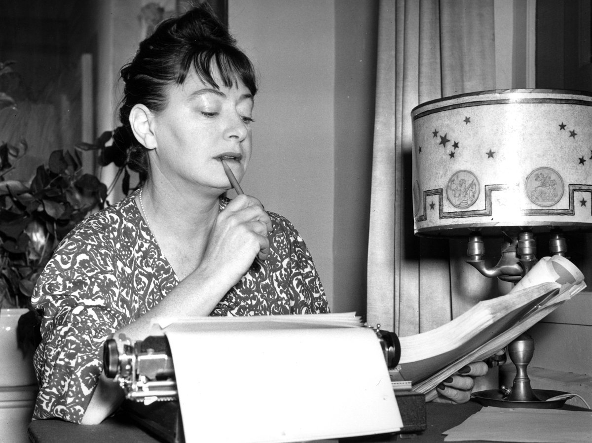 Dorothy Parker, poeta y escritora estadounidense, murió el 7 de junio de 1967 ~