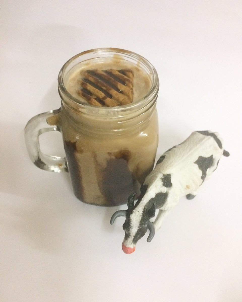 cowvathi's tweet photo. Never say no to a chilled chocolate shake with crunchy biscuit pieces. 🐮💚 #cowchef #vegan #chocolate #whatvegansdrink https://t.co/BDiyOWQ8UE