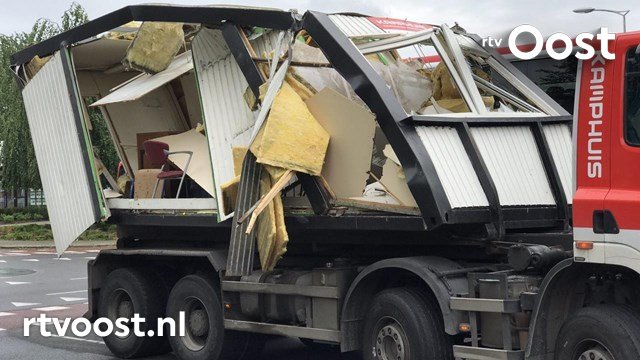 rtvoost's tweet photo. Te hoge vrachtwagen veroorzaakt ravage onder viaduct Oldenzaal https://t.co/lOSS5Aq7Rr #rtvoost https://t.co/0ycqUQq6LZ