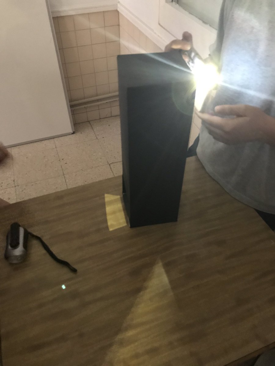 natzaretesplu's tweet photo. Construïm un periscopi per comprovar que la trajectòria de la llum és lineal! #2esontz #projectellum https://t.co/pQICtGd20r