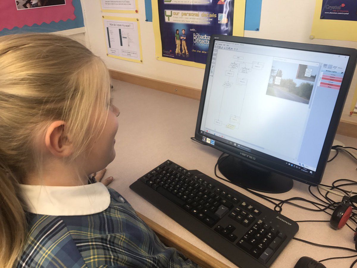 NDS_COMPUTING's tweet image. #year5 are enjoying the challenge of setting up flow charts to control traffic lights using #flowol4 #algorithm #computationalthinking
