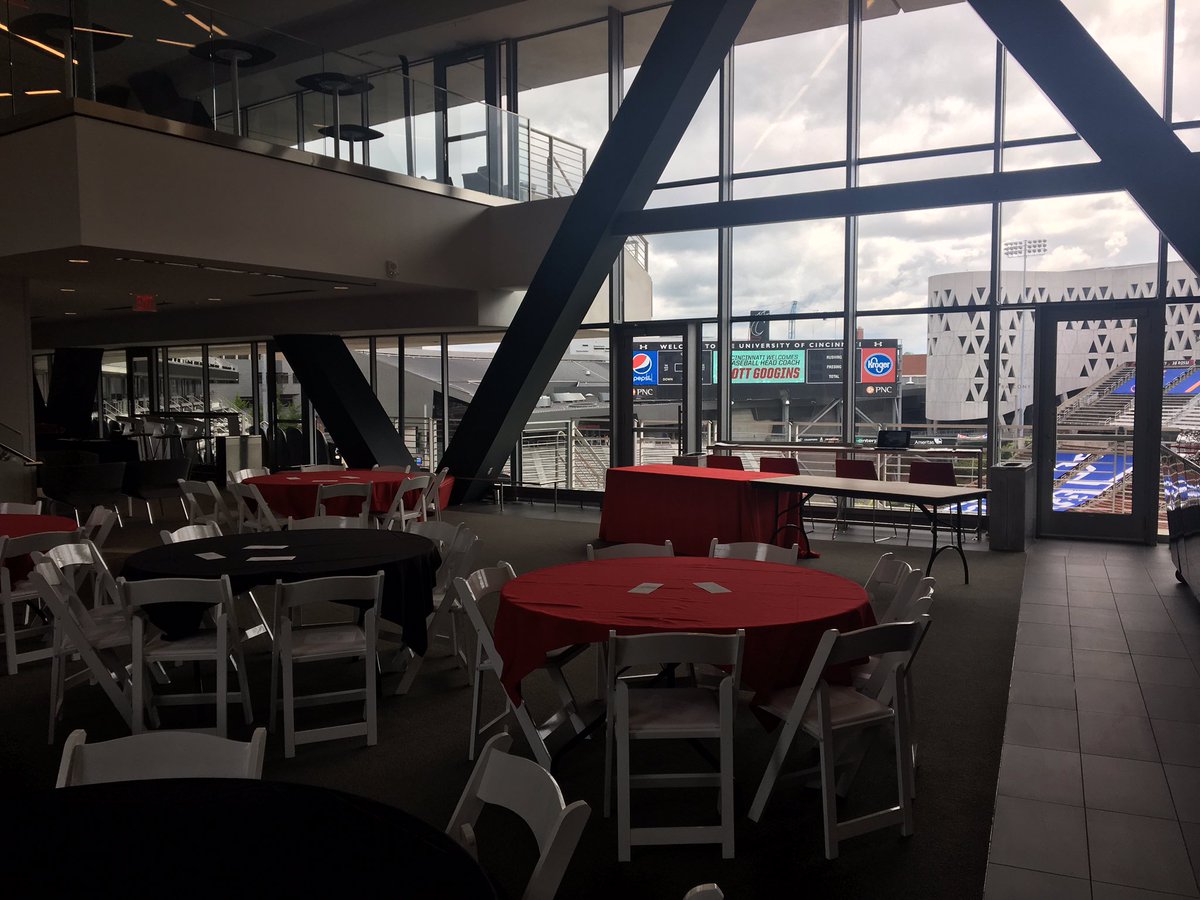Excited to welcome my friends from Cincinnati Squash Academy! Thanks to <a href="/LSA_UC/">LindnerStudentAssoc.</a> for making the event possible 👌 #BearcatsGetDownToBusiness