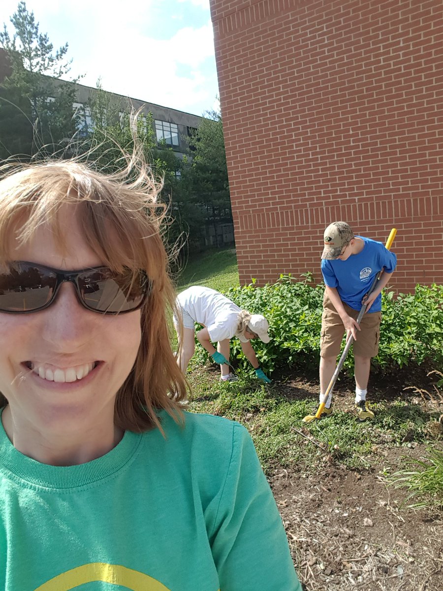 teachem2fish's tweet image. Deeper Learning in action @EasternHSMedia with students and PTSA-- clearing and beautifying! #gettingdeep #jcpsdl .@meme3rat #wearejcps