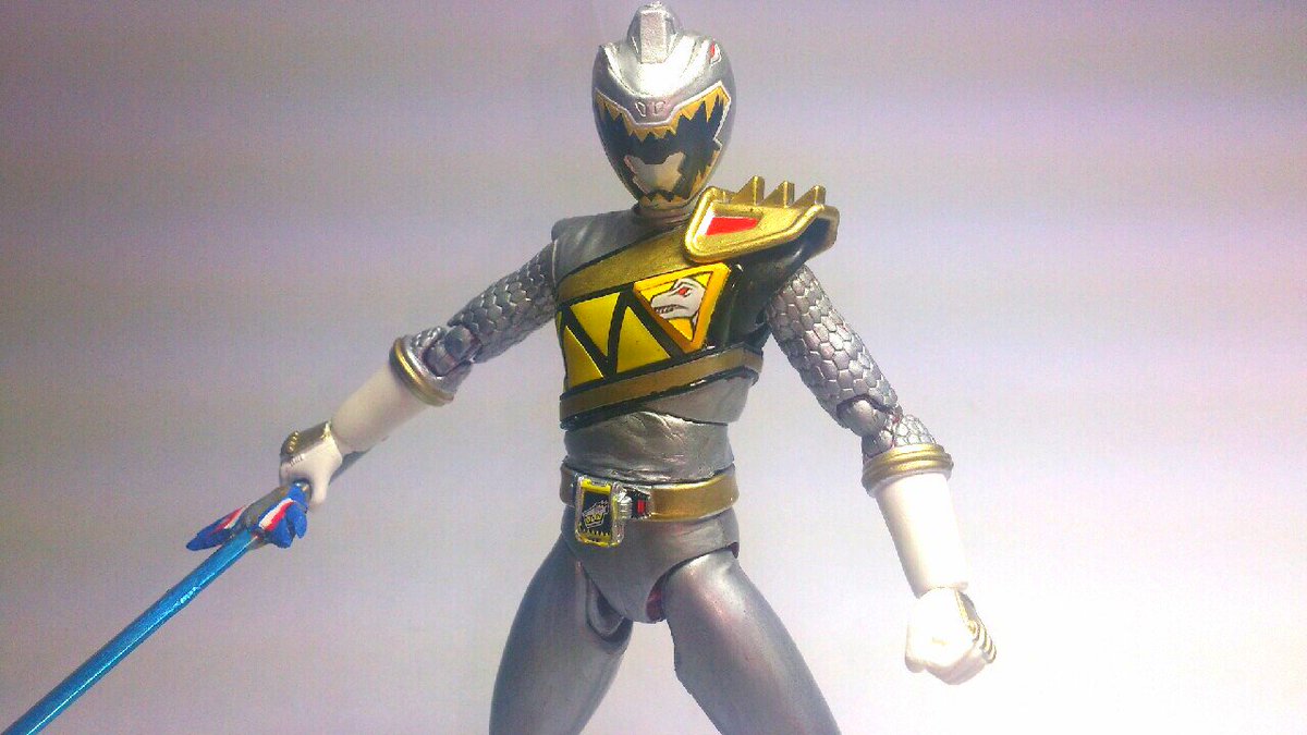 belle_togo's tweet image. フィギュアーツ改造
キョウリュウシルバー

前にfgに投稿した閃光のブレイブ
とりあえずシルバーの逞しいボディを再現してみました。
キョウリュウジャーブレイブのトリンは変身できないのかな

 #ニチアサフィギュア改造部 
 #造って遊ぼ