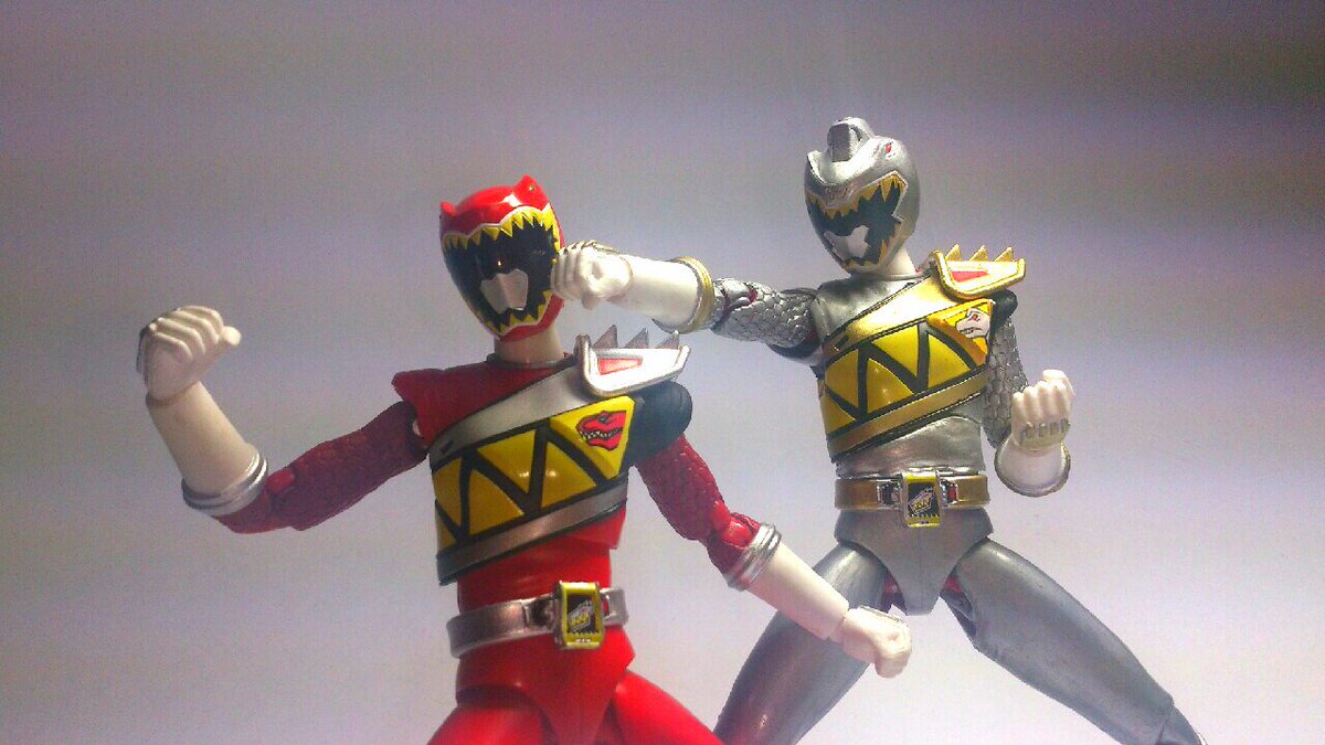 belle_togo's tweet image. フィギュアーツ改造
キョウリュウシルバー

前にfgに投稿した閃光のブレイブ
とりあえずシルバーの逞しいボディを再現してみました。
キョウリュウジャーブレイブのトリンは変身できないのかな

 #ニチアサフィギュア改造部 
 #造って遊ぼ