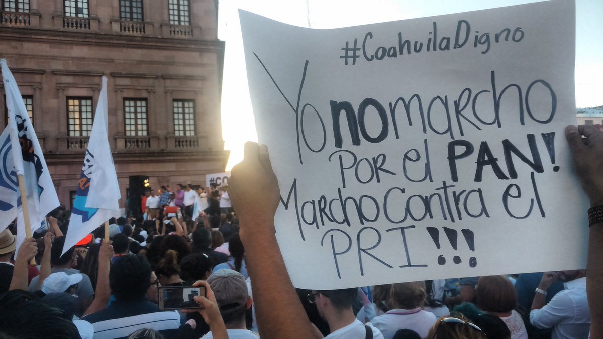 chavapack's tweet photo. Miles marchando para hacer saber el sentir de un pueblo despojado, engañado, robado por más de 12 años no lo vamos a permitir
#CoahuilaDigno https://t.co/4gZHldALYx