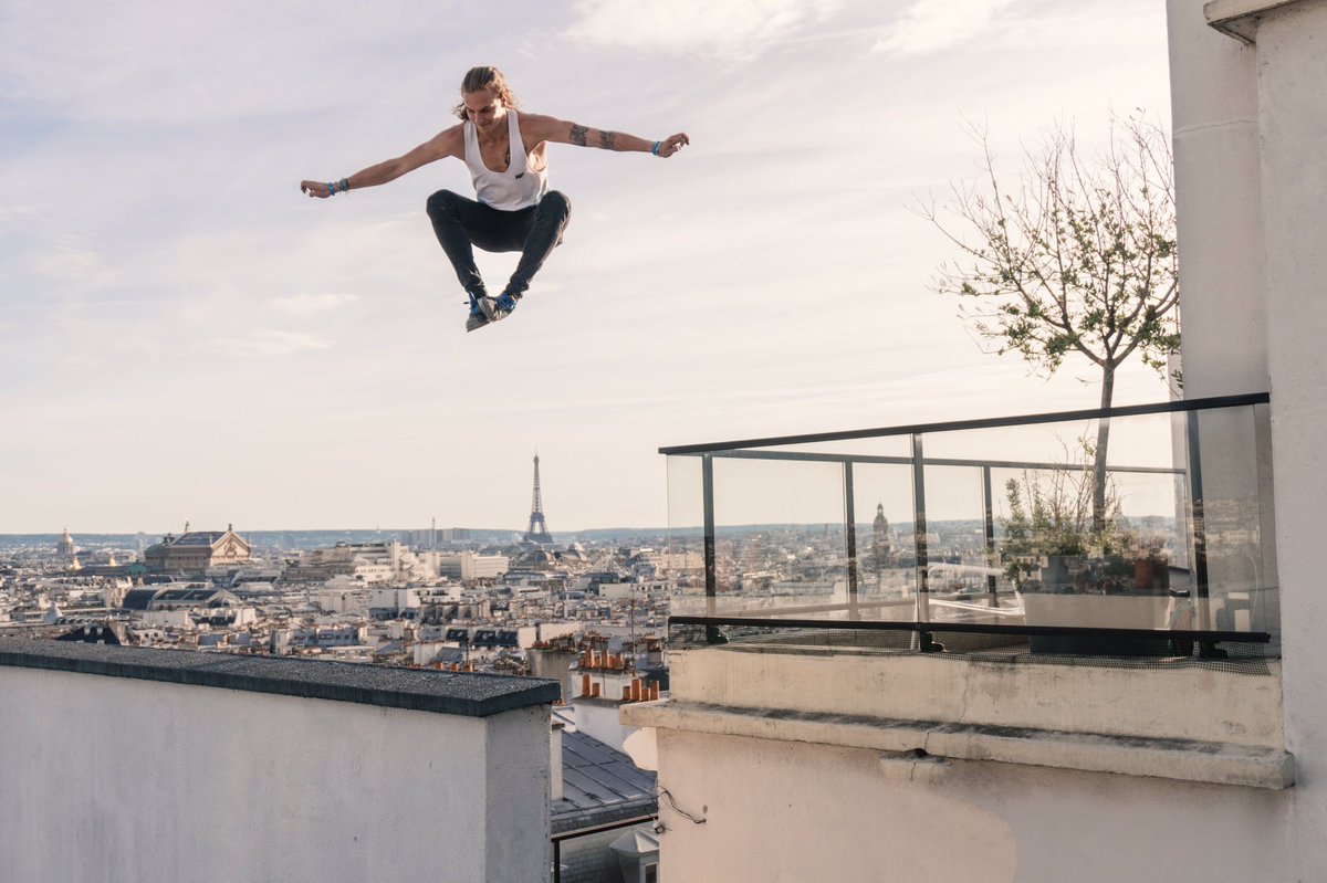 De la terrasse au toit, comme du trottoir à la route ... 📷 By <a href="/SimonNogueira/">Nogueira Simon</a> <a href="/3FOfficial/">FrenchFreerunFamily</a> #sun #parkour #effeiltower #freerun #rooftop #paris