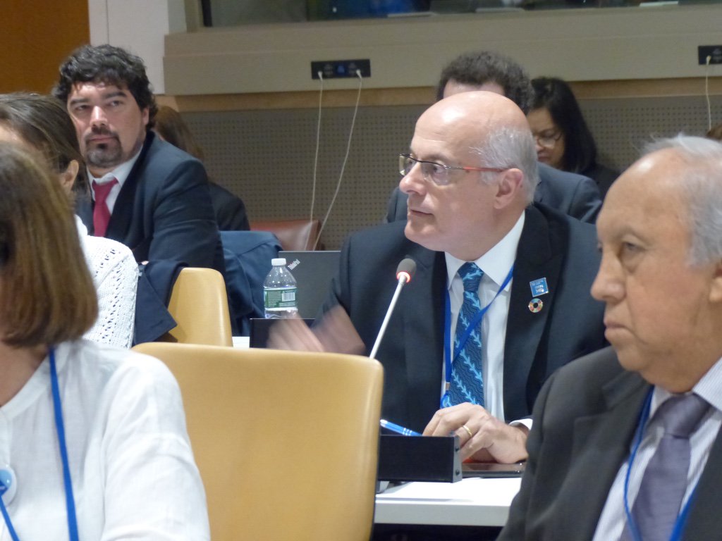.<a href="/M_Tommasoli/">Massimo Tommasoli</a> <a href="/IIDEA_UN/">International IDEA @ the UN</a>: fishermen R citizens; need 2 ensure democratic control 2 ensure democratization of oceans. #SaveOurOcean side event