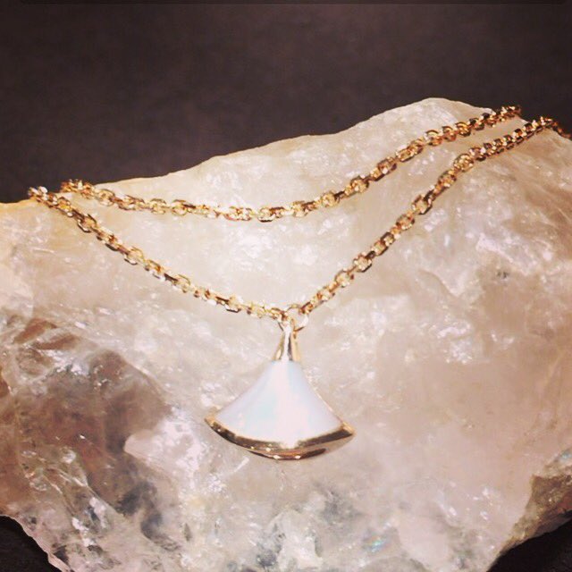 BerrysWindsor's tweet photo. Bvlgari Diva Bracelet with mother of Pearl charm. @Bulgariofficial #diva #bulgari #bracelet #motherofpearl #Windsor #berrys #rosequartz https://t.co/bem19QKGLs