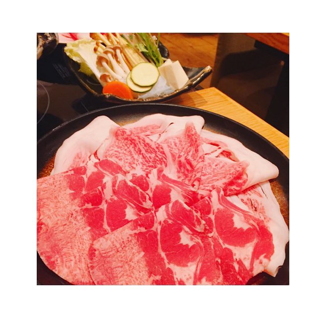 R_____na0526's tweet photo. 久しぶりのしゃぶしゃぶ💓
約一年ぶりかなぁ🤔💭

牛タンのしゃぶしゃぶとか初めて食べた😳

牛タンってしゃぶしゃぶにしても
美味しいんだ😳

店内も静かで落ち着く🙆💕 https://t.co/dI6i6w4BWK