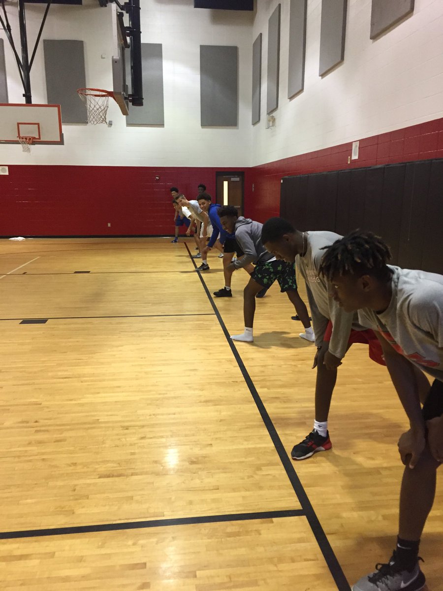 bulldoghoops1's tweet photo. This is what happens when you lose at knockout at the Future Bulldog Camp!! https://t.co/ilkSza8bns