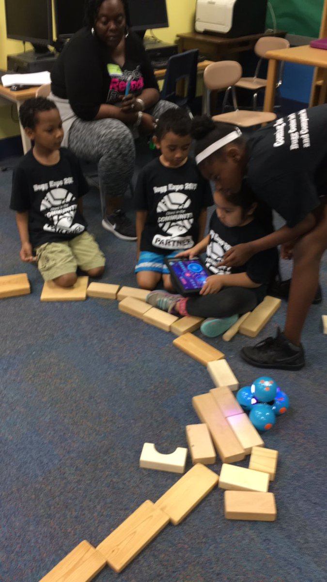 MeganMcBain's tweet photo. #mcbainimagineers showing others how to work @WonderWorkshop #BuggExpo #buggfamily https://t.co/zXrwXcWKaZ