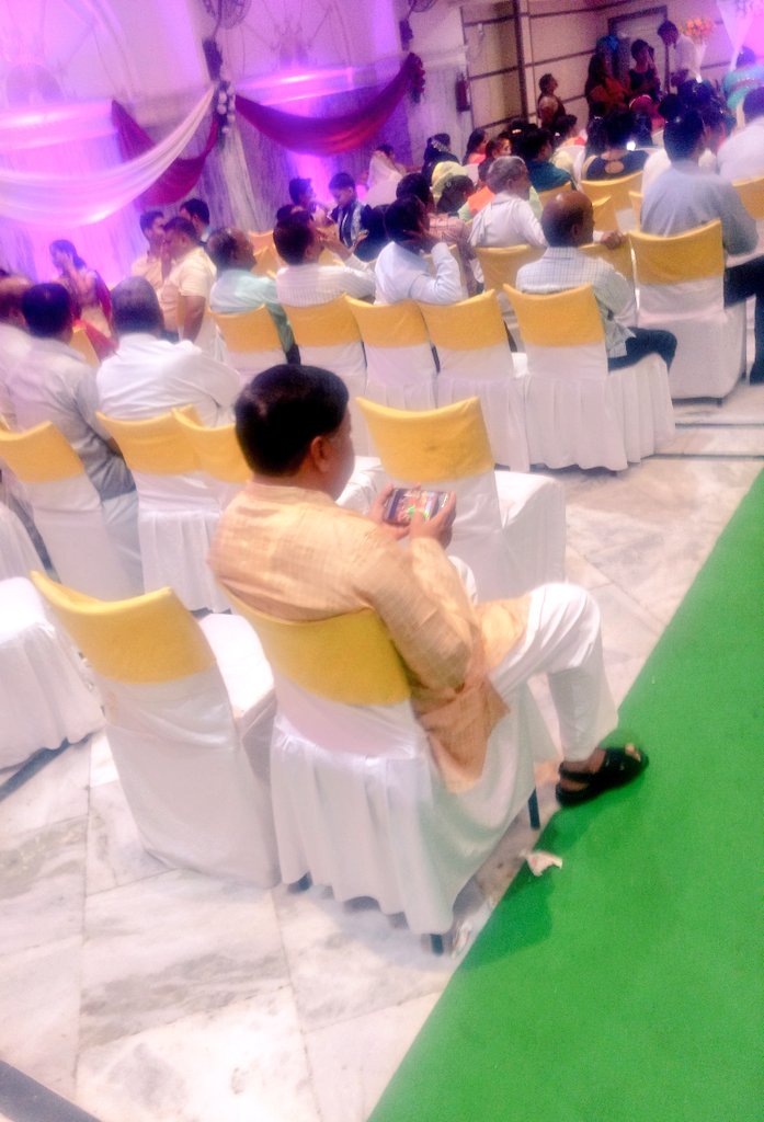 sachanpratap's tweet photo. Sab golmaal h bhai sab golmaal h!😂
#golmaal #lovedesi #djfail https://t.co/bJgVz0VIS5